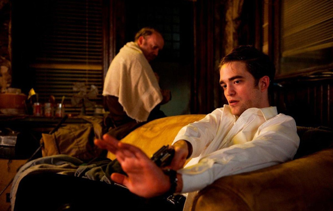 Cosmopolis, Pattinson hand