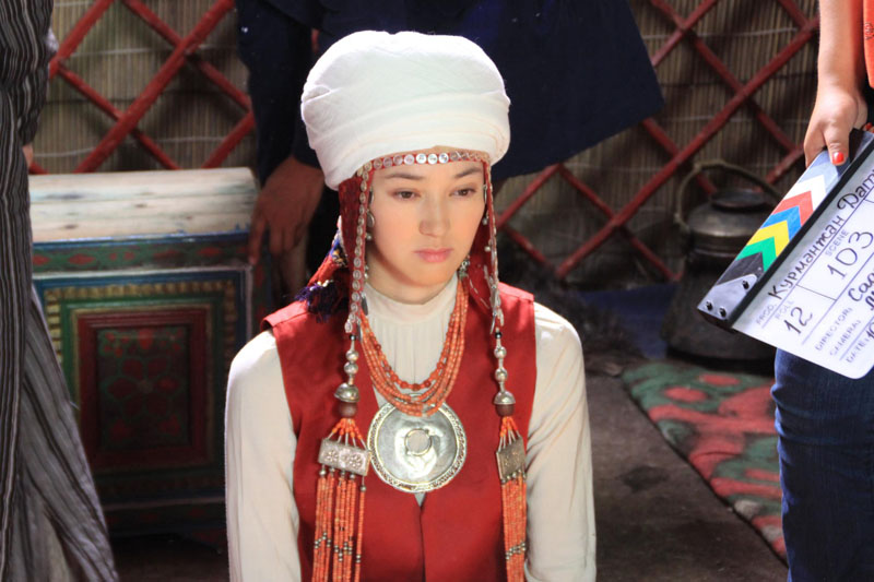 Elina Abai Kyzy as Kurmanajan
