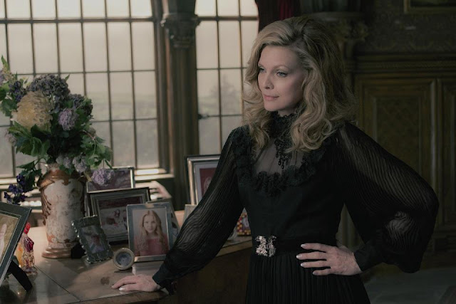 Dark Shadows Michelle Pfeiffer skip crop