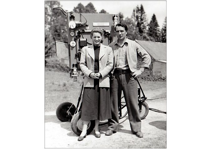 Maureen Ou2019Hara-huge Technicolor camera-The Quiet Man Set (2)